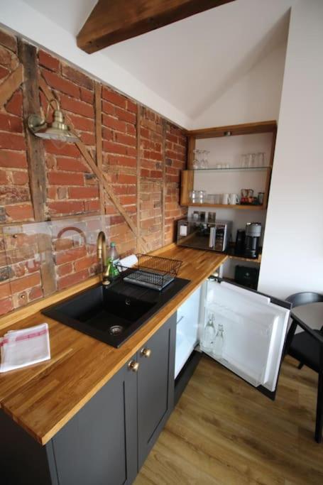 Apartment 6 At Number 8: City Centre, 1 Bedroom, Sofa Bed In Lounge Canterbury Exterior photo